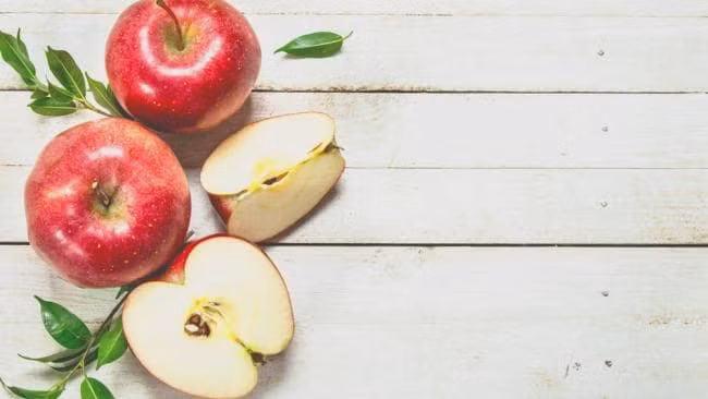 Loại bỏ mụn cóc Không có bằng chứng khoa học nào chứng minh điều này nhưng có một loạt các lời chứng thực trên mạng về khả năng này của giấm táo. Mỗi tối trước khi đi ngủ, bôi giấm táo lên mụn cóc và để qua đêm. Sau một tuần áp dụng, mụn cóc chuyển sang màu đen trong hai ngày đầu và biến mất hoàn toàn sau một hoặc hai tuần. Ảnh: iStockSource:BodyAndSoul