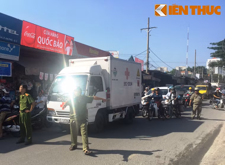 Ngành điện nhanh chóng cô lập hệ thống điện để bảo đảm an toàn cho đối tượng nói trên. Lực lượng Công an, BVDP phường An Phú cũng kịp có mặt giữ trật tự và phối hợp cùng CSGT Cát Lái phân luồng giao thông.