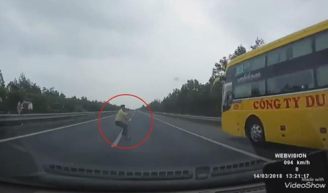 Tranh cai trach nhiem vu tai xe dam chet nguoi di bo qua duong quoc lo-Hinh-2