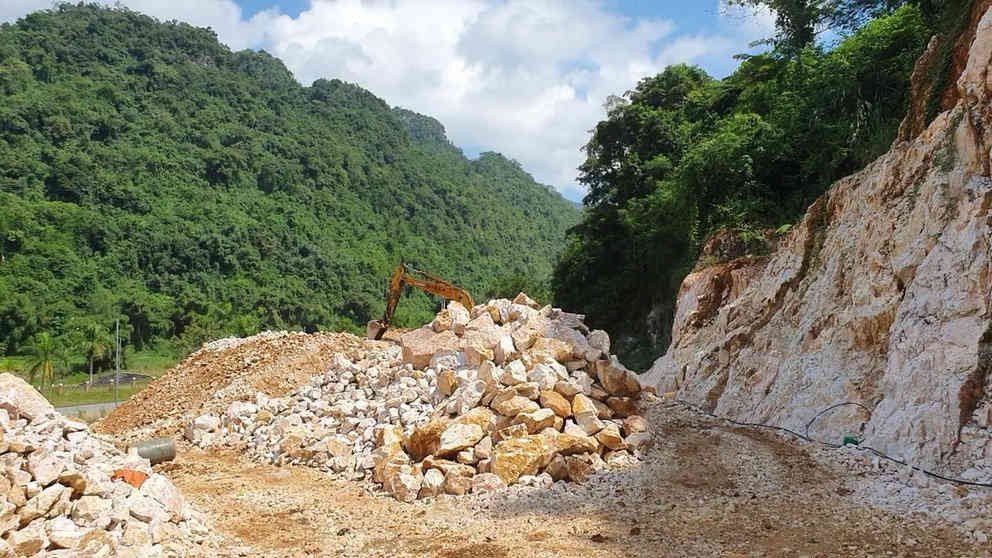 Thời điểm đó, Lùng có biểu hiện bị bệnh thần kinh. Vì thế, khi bắt giữ, công an đã tiến hành trưng cầu giám định và Lùng bị đưa đi chữa bệnh bắt buộc. Vài năm sau, Lùng khỏi bệnh, về địa phương và được nhận vào làm ở mỏ đá ở xã Khâu Vai. Khi mỏ đá ngừng khai thác, Lùng được giữ lại để trông coi. (Ảnh minh hoạ, nguồn ảnh Internet)