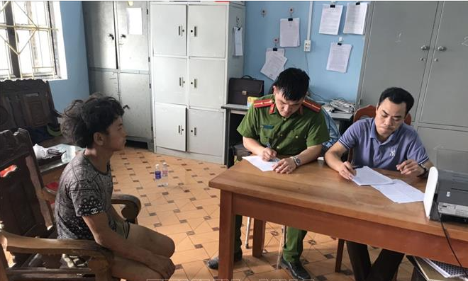 Trước mặt các điều tra viên, Lùng nhanh chóng khai nhận toàn bộ hành vi giết người. Theo đó, tối 23/4 anh ta ngồi uống rượu tại lán trông coi mỏ đá với 1 người trong thôn. Một lát sau, hai anh Lý Mí S và Vừ Mí S đến nhập cuộc. Người bạn ban đầu uống thêm vài ly rồi đứng dậy ra về, chỉ còn lại Lùng và hai anh S. (Ảnh: TTXVN) 