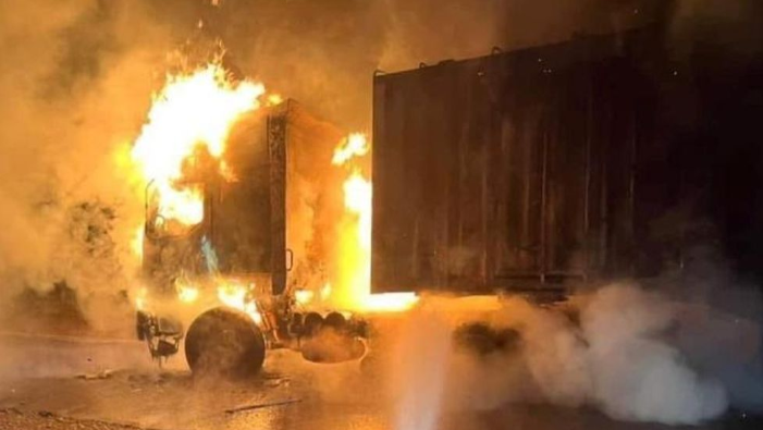  Container bất ngờ bốc cháy dữ dội: Đêm 29/11, Trung tâm chỉ huy CC&amp;CNCH - Công an Nghệ An nhận được tin báo xảy ra cháy xe ô tô trên tuyến Quốc lộ 7, đoạn qua xã Công Thành, huyện Yên Thành, Nghệ An. Phòng Cảnh sát PCCC&amp;CNCH - Công an tỉnh đã chỉ đạo Đội CC&amp;CNCH số 4 và số 5 huy động 2 xe chữa cháy cùng 14 cán bộ, chiến sĩ nhanh chóng có mặt tại hiện trường. Tại hiện trường, 1 chiếc xe container bốc cháy phần cabin và lan sang phần thùng hàng phía sau. Vụ cháy không gây thiệt hại về người. 