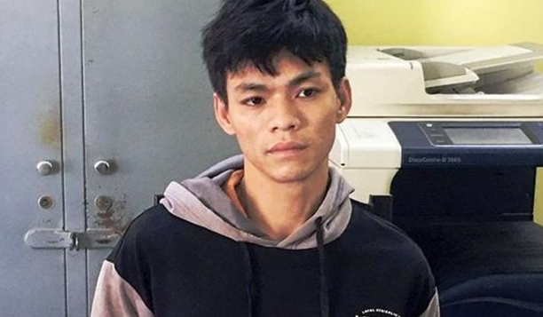  Bắt đối tượng cứa cổ người đi đường để cướp tài sản: Nguyễn Quang Vinh (26 tuổi, ngụ TP Biên Hòa, tỉnh Đồng Nai) do không có tiền tiêu xài nên mua một con dao Thái Lan để làm dụng cụ cướp tài sản. Trong lúc lang thang, Vinh phát hiện bà H. đang cầm theo điện thoại đi trên đường tại phường Thống Nhất, TP Biên Hòa nên đã khống chế, cứa cổ nạn nhân để cướp tài sản. Ngày 30/11, Công an TP Biên Hòa cho biết vừa bắt giữ Vinh để điều tra, làm rõ. 