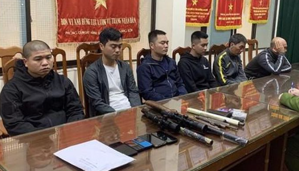  Đường dây cá độ bóng đá 100 tỷ đồng bị triệt phá: Ngày 30/11, Công an tỉnh Lạng Sơn cho biết, đơn vị vừa triệt phá đường dây đánh bạc bằng hình thức cá độ bóng đá có giao dịch gần 100 tỷ đồng, bắt tạm giam 4 đối tượng. Các đối tượng đã lập 11 tài khoản cá độ bóng đá liên tỉnh trên mạng với số tiền khoảng 100 tỷ đồng. Khám xét nơi ở của các đối tượng, cơ quan điều tra đã thu giữ nhiều tài liệu, tang vật liên quan. 