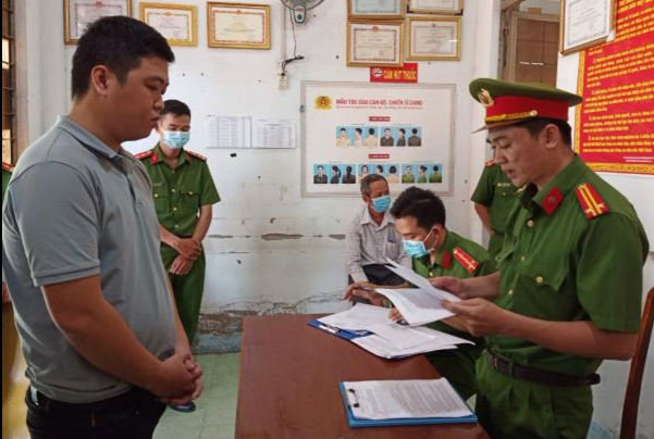  Nhân viên ngân hàng lừa đảo 1,8 tỷ đồng bằng chiêu đáo hạn: Nguyễn Thành Trung (SN 1994, ngụ TP Bến Tre, Bến Tre) là nhân viên của một ngân hàng thương mại, chi nhánh tỉnh Bến Tre. Lợi dụng sự quen biết với chị N.T.H.R., Trung đã vay 1,8 tỷ đồng của chị R. với lý do đáo hạn tiền vay cho khách hàng và thỏa thuận trong 3 ngày sẽ hoàn trả lại. Sau đó, Trung đã dùng số tiền đó để tiêu xài cá nhân. Ngày 30/11, Công an tỉnh Bến Tre đã khởi tố bị can,bắt tạm giam Trung để điều tra hành vi lừa đảo chiếm đoạt tài sản.