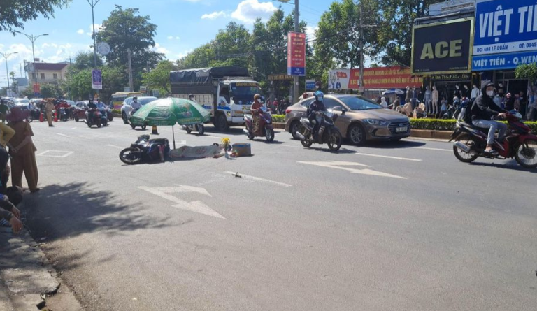  Nam sinh 18 tuổi tử vong sau va chạm với xe ben: Khoảng 12h ngày 30/11, trước số nhà 515 Lê Duẩn (phường Ea Tam, TP Buôn Ma Thuột, tỉnh Đắk Lắk) xe ben BKS: 47C-115.59 do tài xế Nguyễn Minh Trãi (SN 1977, trú tại TP Buôn Ma Thuột) xảy ra va chạm với xe máy BKS: 47F1-413.81 do em P.H.T. (SN 2004, trú tại huyện Ea Kar, tỉnh Đắk Lắk, sinh viên một trường Cao đẳng trên địa bàn TP Buôn Ma Thuột) điều khiển lưu thông cùng chiều. Hậu quả, vụ tai nạn khiến nam sinh viên tử vong tại chỗ. 