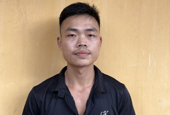  Bắt đối tượng dùng vũ khí 'nóng' đe dọa hàng xóm: Do mâu thuẫn cá nhân, Hoàng Hải Đăng (SN 1997, trú xã Quý Sơn, huyện Lục Ngạn, Bắc Giang) mang khẩu súng tự chế đến cổng nhà anh Nguyễn Văn A, phát hiện đối phương đang đứng trong sân liền chĩa súng và bóp cò, nhưng may đạn không trúng ai. Ngày 30/11, Công an huyện Lục Ngạn cho biết đã ra quyết định tạm giữ hình sự Đăng để điều tra về hành vi dùng súng tự chế đe dọa đến tính mạng, sức khỏe của người khác. 