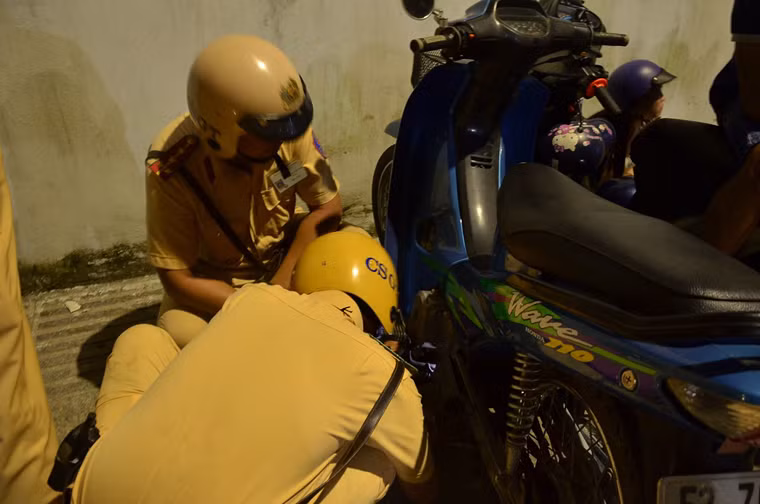 Bị bất ngờ, các đối tượng tháo chạy tán loạn nhưng đã bị lực lượng Công an chặn đứng, bắt gọn.