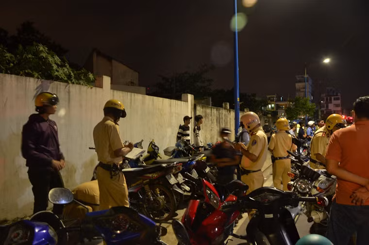 CSGT tiến hành lập biên bản vi phạm.