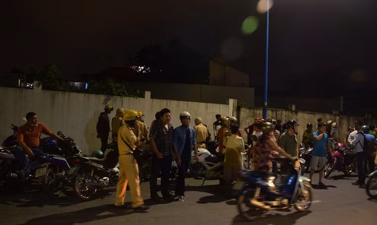 Các tổ Hình sự đặc nhiệm (HSĐN, thuộc Phòng Cảnh sát điều tra tội phạm về TTXH, Công an TP HCM) đã mặc thường phục, chạy xe máy rà soát khắp các tuyến đường trọng điểm ở Sài Gòn.