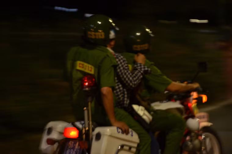 Nhiều thanh niên có hành vi chống đối đã bị Cảnh sát đưa về phường làm việc.