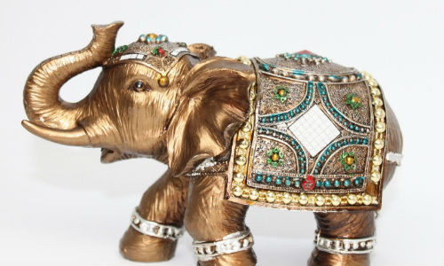 Để bảo vệ gia đình cũng như ngăn chặn sự mất mát tài sản trong nhà, nên đặt tượng voi hướng ra ngoài. Ảnh: Ebay.