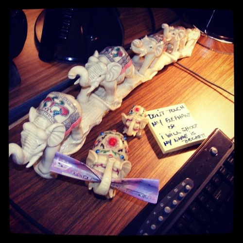 Voi là biểu tượng của trí tuệ và sự thành công. Vì vậy, đặt tượng voi trên bàn học nhằm tăng cường sự thông minh của trẻ. Ảnh: Media.