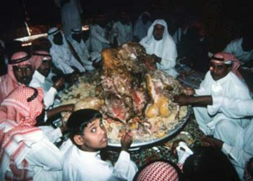 Món ăn đủ để phục vụ cho khoảng 80 - 100 người thưởng thức. Khi ăn, khách tự phục vụ bằng dao hoặc dĩa. Ảnh: Oddity Central.