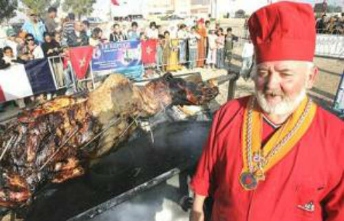 Do lạc đà quá to nên quá trình nướng phải mất hẳn một ngày thịt mới chín. Ảnh: Khana Pakana.