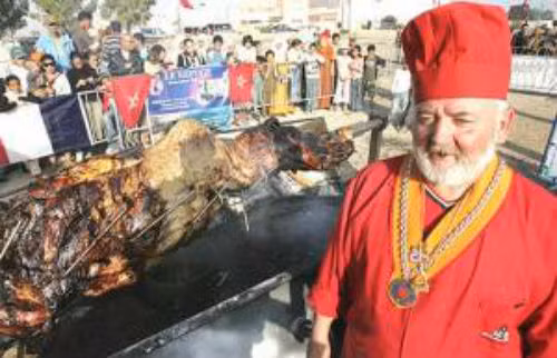 Do lạc đà quá to nên quá trình nướng phải mất hẳn một ngày thịt mới chín. Ảnh: Khana Pakana.