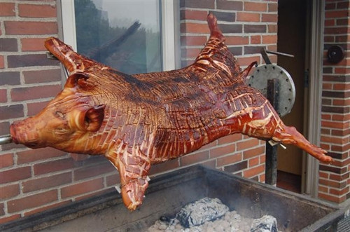 Lợn dùng để nướng khoảng 30kg. Sau khi mổ và làm sạch, người ta ướp gia vị và nhồi lá mắc mật, thảo quả vào bụng lợn và nướng trên than hồng. Ảnh: Festen.