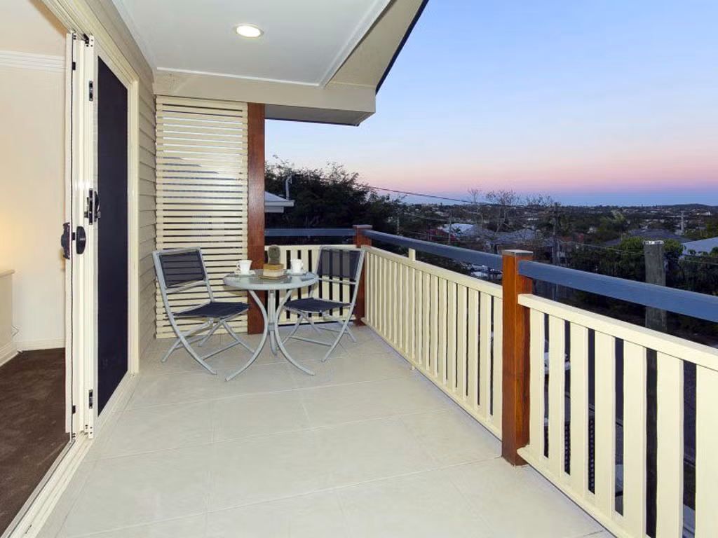 Tuyệt đối không để ban công đối diện với cửa ra vào hay cửa sổ. Phong thủy cho rằng đây là vị trí xuyên tâm, bất lợi cho việc giữ tài lộc. Ảnh: Media.