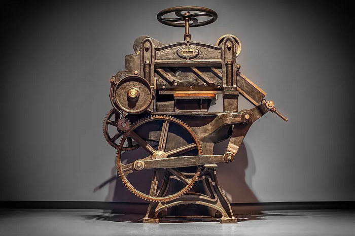  3. Máy in: Vào thế kỷ 11, công nghệ in ấn vô cùng phát triển tại Trung Quốc. Nhưng ít ai biết rằng từ thời trung cổ, dưới cống hiến của Johannes Gutenberg, máy in đã được ứng dụng sâu rộng và mở ra kỷ nguyên sản xuất hàng loạt chữ in.