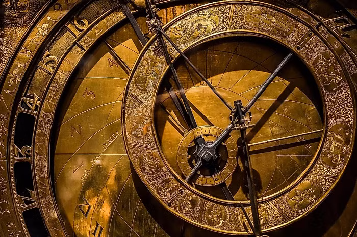  2. Thước đo góc phần tư và thước trắc tinh: Là một trong những công nghệ cổ đại, thước trắc tinh là một thiết bị khá phức tạp, có khả năng đo độ nghiêng trên bầu trời của các thiên thể dù là ban đêm hay ban ngày nhằm định vị chúng. Ngoài ra, chúng còn có thể được sử dụng để xác định vĩ độ của người đo và thời gian địa phương.