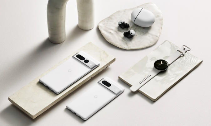 Cùng Pixel Watch, Google cũng giới thiệu 2 mẫu điện thoại Pixel 7 (599 USD) và 7 Pro (899 USD) sử dụng chip Tensor G2 mới do hãng tự sản xuất thay vì dùng chip do Qualcomm chế tạo.