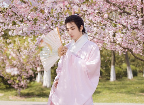 Khi còn niên thiếu, Phan An đi dạo ở thành Lạc Dương. Phụ nữ quanh đó thấy chàng tuấn mỹ, mới vây quanh, ném trái cây đầy xe, người đời từ đó có điển tích "Trịch quả mãn xa" (Ném trái cây đầy xe) để nói về việc này.