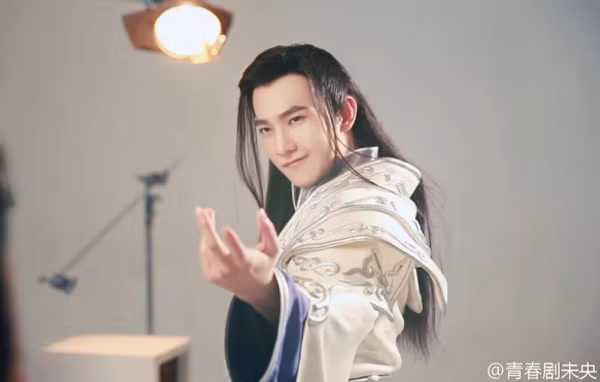 Thông qua tìm hiểu quan hệ giữa Phan An và Lưu Tú phát hiện, Phan An hồi nhỏ được hạ quan sử Tôn Tú của cha chăm sóc, nhưng vì nhân phẩm của Tôn Tú không được tốt, vì thế ban đầu Phan An thường xuyên sỉ nhục Tôn Tú trước đám đông, vì thế đã khiến Tôn Tú ghi hận trong lòng.