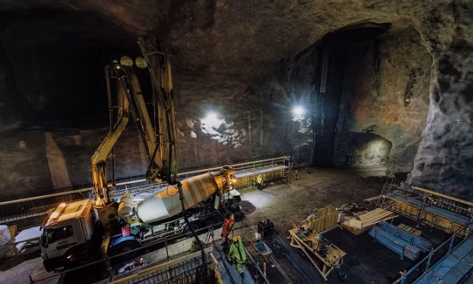 Theo Sarah Hirschorn, giám đốc khoa học địa chất ở Tổ chức quản lý chất thải hạt nhân Canada (NWMO), cách duy nhất để các vật thể di chuyển từ nơi lưu giữ tới mặt đất và ảnh hưởng tới con người là cuốn theo dòng nước.