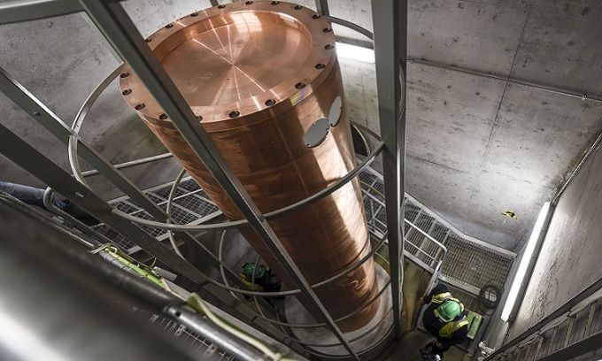 Điều đó có nghĩa hầm chứa dưới lòng đất nên nằm trong lớp đất sét, muối hoặc đá tinh thể cứng, bởi chúng có lỗ rỗng nhỏ không thông với nhau nên nước rất khó ngấm qua. Ở Onkalo, lớp đá nền gần 2 tỷ năm tuổi chủ yếu là gneiss, một loại đá cứng hình thành dưới nhiệt độ và áp suất cao.