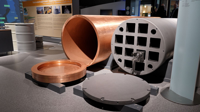 Theo tính toán sơ bộ, hầm Onkalo sẽ bị lấp đầy bởi 3.250 ống đồng trong thời gian 100 năm. Sau khi được lấp kín, căn hầm này sẽ bị niêm phong, cơ sở hạ tầng trên mặt đất sẽ được tháo dỡ, xóa bỏ hoàn toàn sự tồn tại của Onkalo.