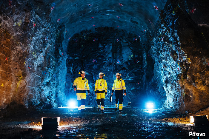 Dù không có kết cấu rỗng, lớp đá vẫn có thể chứa vết nứt và Posiva phải lập bản đồ để tránh những chỗ đó khi công nhân đào sâu hơn. Chính vết nứt điều khiển chuyển động của nước, nhà địa chất học Neil Chapman, cố vấn cho Cơ quan an toàn hạt nhân và phóng xạ (STUK) của Phần Lan cho biết.