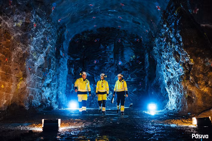 Dù không có kết cấu rỗng, lớp đá vẫn có thể chứa vết nứt và Posiva phải lập bản đồ để tránh những chỗ đó khi công nhân đào sâu hơn. Chính vết nứt điều khiển chuyển động của nước, nhà địa chất học Neil Chapman, cố vấn cho Cơ quan an toàn hạt nhân và phóng xạ (STUK) của Phần Lan cho biết.