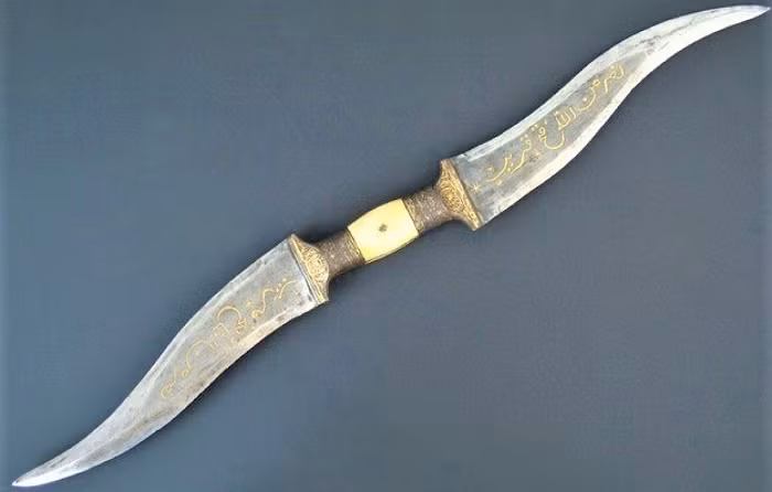  2. Haladie là một con dao hai lưỡi cong được gắn vào cùng một tay cầm của người Ấn Độ. Mỗi lưỡi dài 22cm. Một số haladie có một lưỡi thứ ba gắn vào một bên của tay cầm. Haladie được sử dụng để đâm đối thủ. Đó là vũ khí của lớp chiến binh cổ đại Ấn Độ.