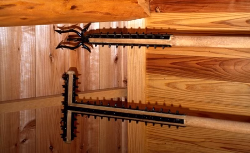  9. Sodegarami là một dạng “móc” (“dây trói nô lệ” ) chiến đấu của Nhật Bản được sử dụng bởi samurai và lính canh thời kỳ Edo. Vũ khí không gây chết người, mặc dù được bao phủ bởi gai. Mục đích chính của người Sodegarami là hạ gục kẻ vi phạm pháp luật xuống đất và giữ anh ta trong thời gian cần thiết.