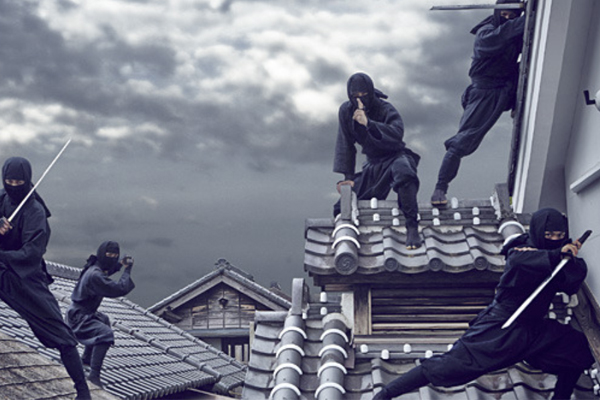 Trong phim ảnh hay hoạt hình thì Ninja được miêu tả với hình ảnh là những người vô cùng toàn năng, thoắt ẩn thoắt hiện với sức mạnh vô song. Tuy nhiên, ngoài đời thực thì Ninja lại không ghê gớm hay kỳ bí đến thế. Dưới đây là một số sự thật ít biết về các chiến binh Ninja.