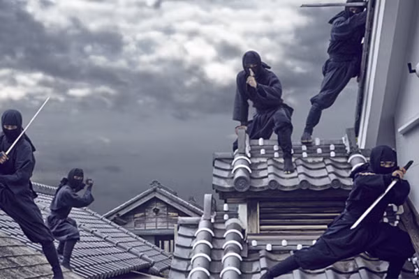 Trong phim ảnh hay hoạt hình thì Ninja được miêu tả với hình ảnh là những người vô cùng toàn năng, thoắt ẩn thoắt hiện với sức mạnh vô song. Tuy nhiên, ngoài đời thực thì Ninja lại không ghê gớm hay kỳ bí đến thế. Dưới đây là một số sự thật ít biết về các chiến binh Ninja.