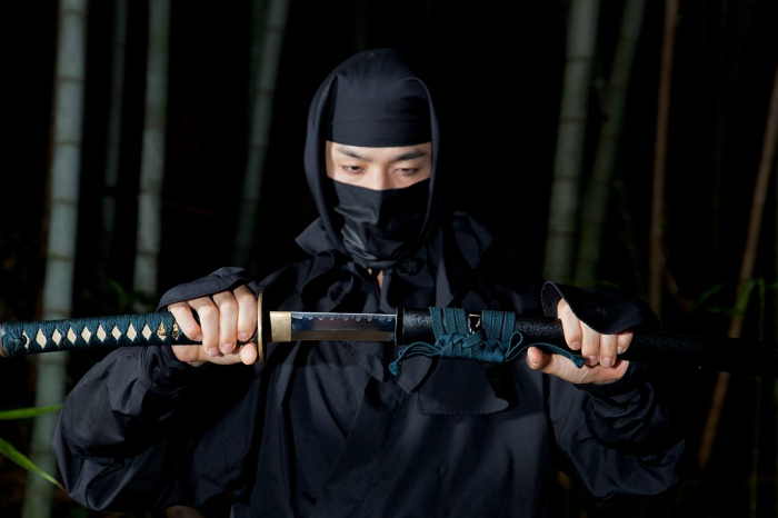 Tay cầm kiếm của các chiến binh Ninja làm từ da thay vì kim loại.