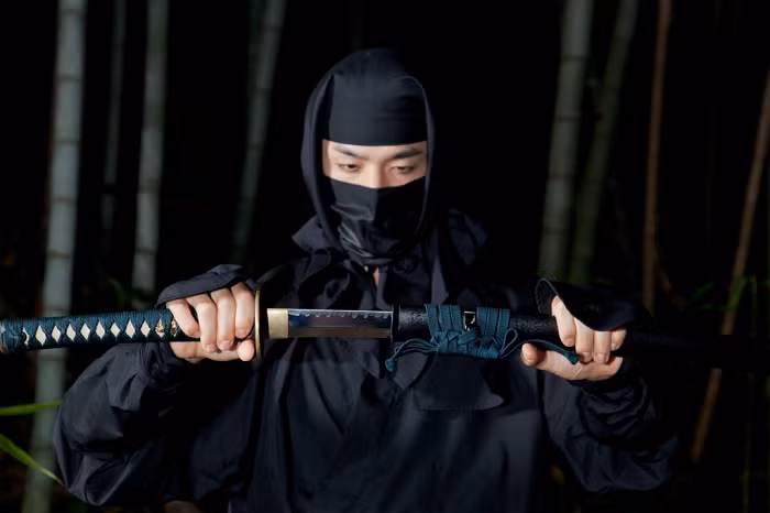 Tay cầm kiếm của các chiến binh Ninja làm từ da thay vì kim loại.