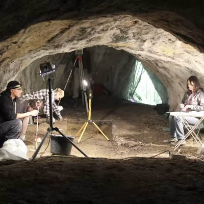 Nhưng nghiên cứu mới dẫn đầu bởi tiến sĩ Malgorzata Kot từ Khoa Khảo cổ học của Trường Đại học Warsaw - Ba Lan đã khiến phát hiện trở nên giá trị gấp bội khi khẳng định kho báu này lên tới 440.000-550.000 năm tuổi.