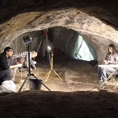 Nhưng nghiên cứu mới dẫn đầu bởi tiến sĩ Malgorzata Kot từ Khoa Khảo cổ học của Trường Đại học Warsaw - Ba Lan đã khiến phát hiện trở nên giá trị gấp bội khi khẳng định kho báu này lên tới 440.000-550.000 năm tuổi.