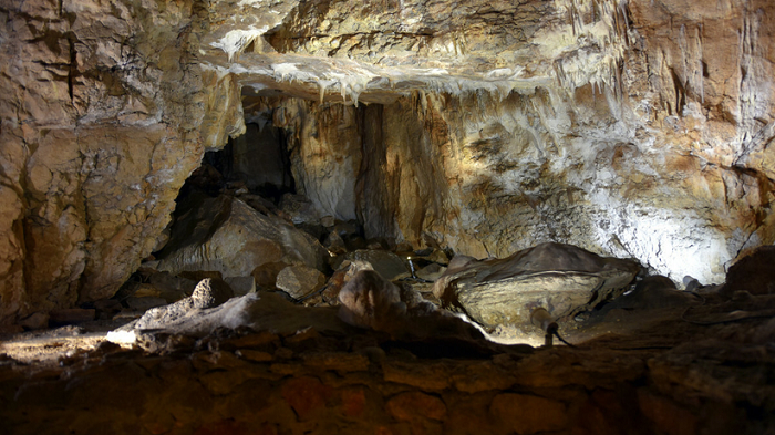Như vậy, số công cụ đá lửa sắc sảo, vật dụng quý giá nhất của những người hang động cổ đại, cũng trở thành những cổ vật giá trị vô song từ một loài người khác đã tuyệt chủng để lại cho hậu thế.