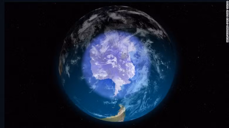 Các chuyên gia cho biết ở mức tối đa, lỗ thủng có thể phát triển lớn bằng kích thước cả Nam Cực và châu Âu cộng lại.