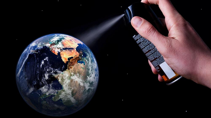 Vào cuối thế kỷ 20, việc con người thải ra một số hóa chất gây hại nhất định bắt đầu ảnh hưởng đến số lượng phân tử ozone trong khí quyển. Điều này đã dẫn đến một lỗ hổng mở ra trên Nam Cực hàng năm do các quá trình khí tượng và hóa học phức tạp gây ra.