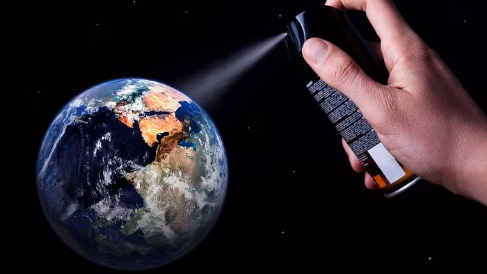 Vào cuối thế kỷ 20, việc con người thải ra một số hóa chất gây hại nhất định bắt đầu ảnh hưởng đến số lượng phân tử ozone trong khí quyển. Điều này đã dẫn đến một lỗ hổng mở ra trên Nam Cực hàng năm do các quá trình khí tượng và hóa học phức tạp gây ra.