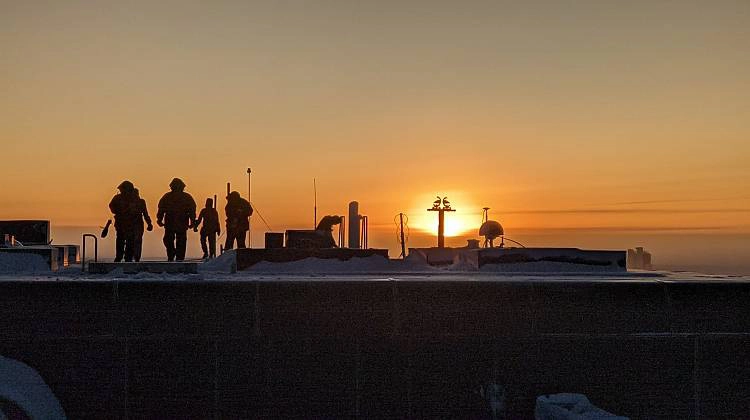 Năm nay, các nhà khoa học CAMS (Dịch vụ Giám sát Khí quyển Copernicus) đã theo dõi chặt chẽ sự phát triển của lỗ thủng kể từ cuối tháng 8 bằng cách sử dụng mô hình ba chiều.