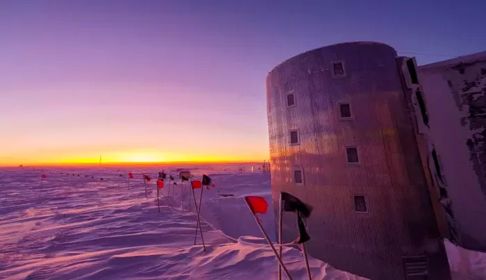 Vào đầu năm 2022, các nhà khoa học của NOAA phát hiện ra rằng nồng độ các hóa chất độc hại đã giảm hơn 50% ở tầng giữa của tầng bình lưu so với những năm 1980. Các nhà khoa học tại NOAA cho biết, đây là một "cột mốc quan trọng" trên con đường phục hồi tầng ozone.