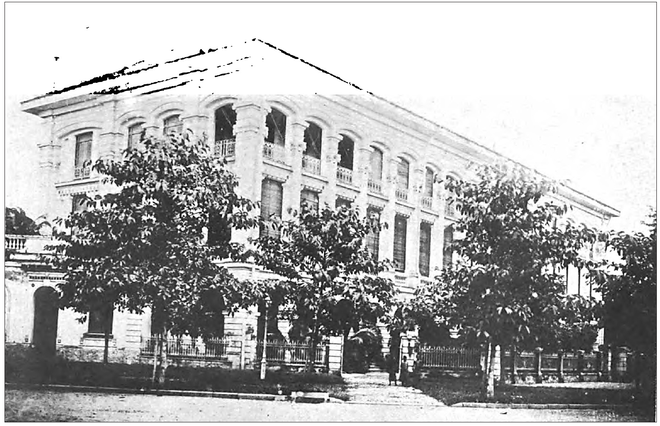 Ở trung tâm đô thị là nơi tập trung những cơ quan, văn phòng của chính quyền thuộc địa. Trong ảnh là Tòa nhà Tổng nha quan thuế vào cuối thế kỷ 19. Công trình này hiện là trụ sở Cục Hải quan TP. HCM.