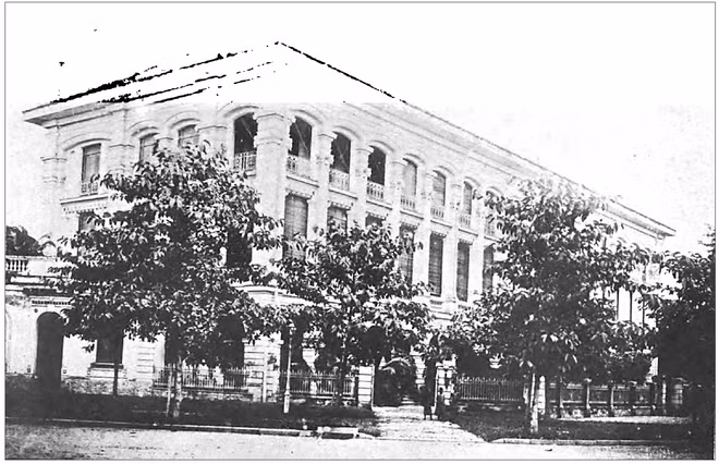 Ở trung tâm đô thị là nơi tập trung những cơ quan, văn phòng của chính quyền thuộc địa. Trong ảnh là Tòa nhà Tổng nha quan thuế vào cuối thế kỷ 19. Công trình này hiện là trụ sở Cục Hải quan TP. HCM.