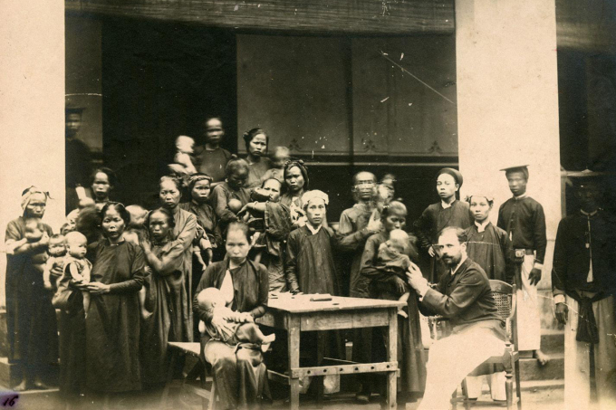 Do J. C. Baurac là bác sĩ thuộc địa người Pháp. Tiêm chủng là một phần việc của Baurac ở miền Nam Việt Nam. Trong ảnh là người dân miền Nam tiêm phòng ở Chợ Lớn, thập niên 1890.