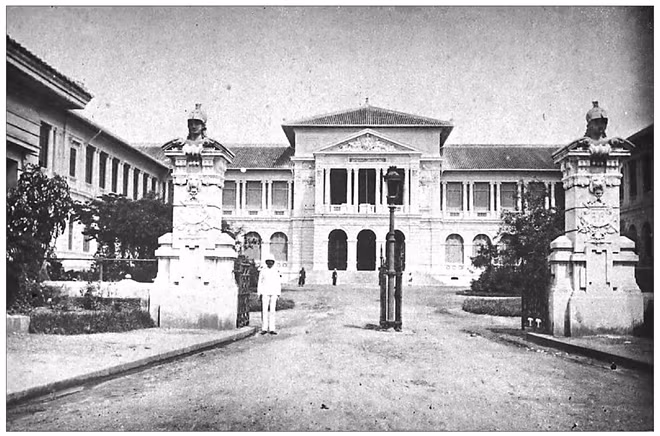 Đây là Tòa đại hình Sài Gòn, được xây từ năm 1881, đến năm 1885 thì hoàn tất. Năm 1898, tòa nhà đổi thành Tòa hình sự Sài Gòn kiêm Tòa Thượng thẩm Đông Dương. Nơi đây hiện là Tòa án Nhân dân TP HCM.